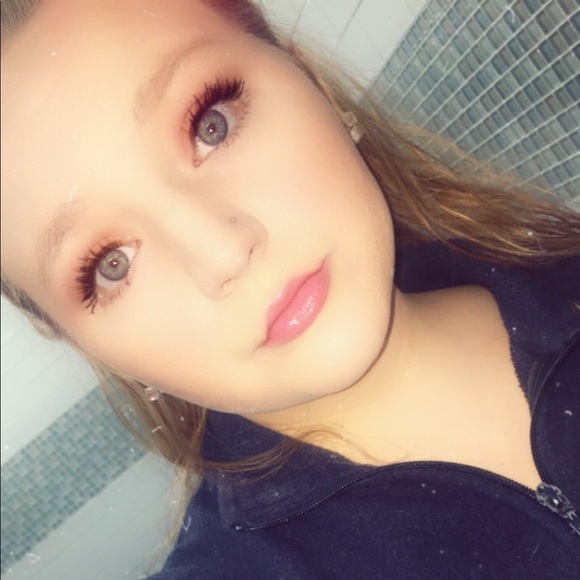 Meet your Posher, Ambriel - Picture 3 of 4